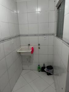 彼得罗利纳Apartamento em Petrolina - Próximo ao Shopping的白色瓷砖浴室设有水槽和镜子