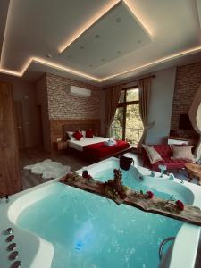 贾马里海姆森Vadidekal Suite Hotel的卧室内设有一个大浴缸