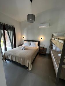 LadharióNaiades Villas Aigli的一间卧室配有一张床和两张双层床。