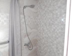 巴比诺波尔杰New studio app for 2的浴室内配有淋浴和头顶淋浴