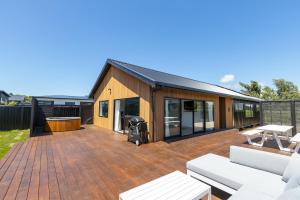 马丁伯勒The Green House - Luxury Eco Escape的房屋设有木甲板和烧烤架