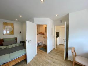博恩海姆City Apartment in Bornheim - Köln Bonn Phantasialand的一间带床的小卧室和一间浴室