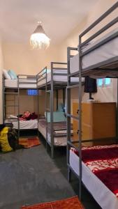 马拉喀什Hostel Laksour的客房内的一组双层床