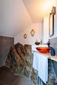 松德里奥REVO Apartaments - Gualzi63 the Best View的浴室设有床和碗在柜台上