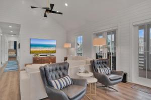 阿兰瑟斯港Luxury home with great resort amenities的客厅配有白色的沙发和椅子