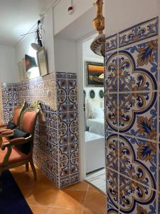 卢索Vila Aurora的浴室设有蓝白色图案的墙壁