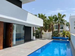 克萨达城Luxury Villa LAGUNA - Ciudad Quesada的一座房子里游泳池的形象