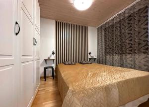 塔库沃里Yläkerran asunto parvekkeella ja saunalla的一间卧室设有一张床和一个大墙