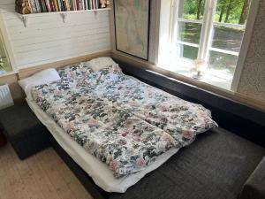 Skånes FagerhultBlueberry Hill的窗户客房内的一张带花卉棉被的床