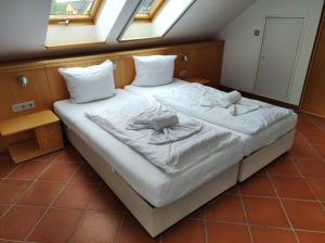 DewichowFerienwohnung Leuchtturm的一间卧室配有带白色床单和枕头的床。