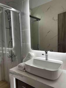 Ladharió•Naiades Villas• Odysseus•的白色的浴室设有水槽和镜子