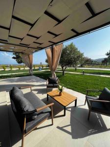Ladharió•Naiades Villas• Odysseus•的庭院设有桌椅,享有田野美景。