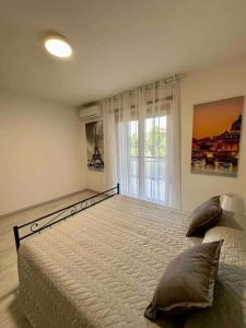 罗马Appartamento Luminoso Domus EUR的一间卧室设有一张大床和一个窗户。