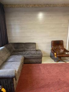 Staryy MizunʼСадиба Райшток的客厅配有沙发和椅子