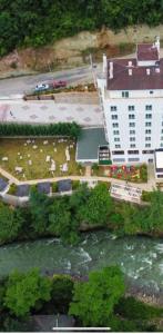 MackaJolnar garden hotel的享有河边建筑物的空中景致
