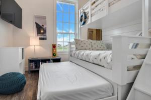 阿兰瑟斯港Luxury townhome, steps to beach and resort fun!的白色的卧室设有床和窗户