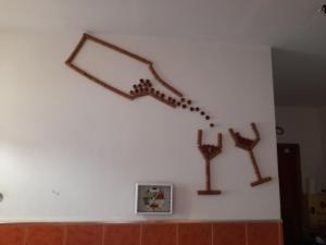 瓜迪克斯Casa cueva El Algarrobo的房间的墙上有三个十字架