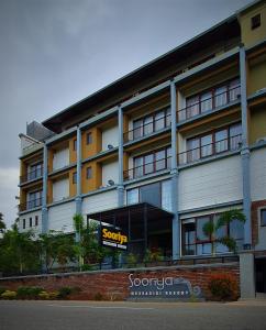 阿努拉德普勒Sooriya Wessagiri Resort的前面有标志的大建筑