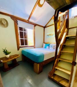 蓬塔露奇亚Baby Rustic的一间卧室设有双层床和楼梯。