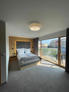 弗瓦迪斯瓦沃沃Sea Resort的一间卧室设有一张大床和一个大窗户