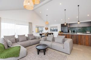 马丁伯勒The Green House - Luxury Eco Escape的一间带两张沙发的客厅和一间厨房