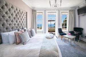 伯恩茅斯米拉华酒店的卧室配有一张大白色的床和大床头板