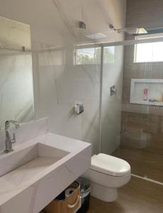 锡诺普Casa aconchegante的白色的浴室设有卫生间和淋浴。