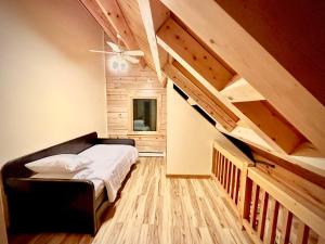 康宁Big Bear Cabin的一间卧室配有一张床,铺有木地板