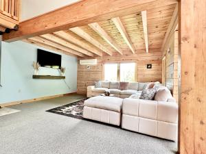 康宁Big Bear Cabin的客厅配有白色沙发和电视