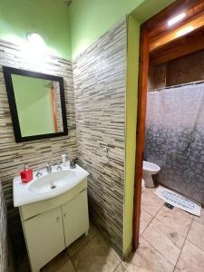 图努扬Departamento Terruños的一间带水槽、镜子和卫生间的浴室