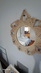 卡瓦拉Madeline house的墙上的镜子,房间里的床