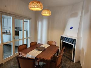 科洛尼亚-德尔萨克拉门托Hermosa vista的一间带桌子和壁炉的用餐室