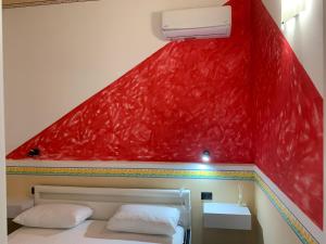 卡梅罗塔码头Dal Torrese的卧室设有红色天花板和一张床
