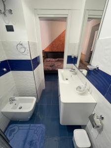 卡梅罗塔码头Dal Torrese的一间带水槽、卫生间和镜子的浴室
