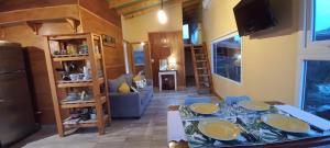 圣卡洛斯-德巴里洛切Casa con hermosa vista a los cerros的客厅配有带盘子的桌子