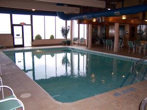 特拉弗斯城派恩斯蒂德珊瑚礁度假酒店的大型建筑中的大型游泳池