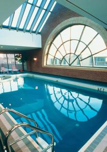 哈利法克斯乔治王子酒店 的大楼内的一个蓝色海水游泳池