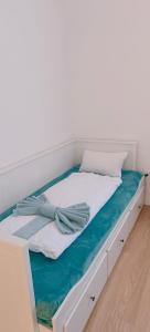 索普隆Ruyi holiday的一张带蓝色和白色床垫的白色床