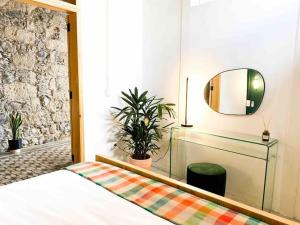 阿格特Casa Piedra Agaete的一间卧室配有一张床和镜子