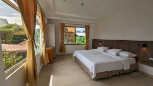 阿约拉港拉瓦之家旅馆的一间卧室设有一张床和一个大窗户