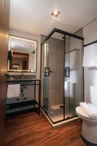 格拉玛多249 DESIGN HOTEL的一间带玻璃淋浴和卫生间的浴室