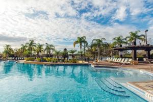 奥兰多Vista Cay Luxury Loft的棕榈树度假村的游泳池