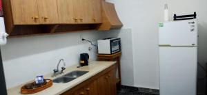 图努扬Casa de Julia的厨房配有水槽和冰箱