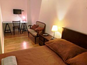 布达佩斯A10 Budapest Center Aparthotel的卧室配有一张床和一张桌子及椅子