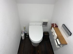 东京Shinjuku Miyabi Residence - Vacation STAY 94520的一间位于客房内的白色卫生间的浴室