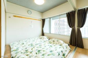 鹿儿岛NanEi Building的一间卧室设有一张床和一个窗口