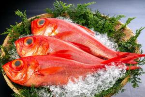 热海坎宜齐酒店的两只红色的鱼,放在草篮子里