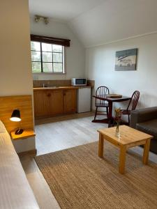 亚林加普Sienna Lodge的客厅配有沙发和桌子