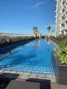 马尼拉Coast Residence Pasay的大楼前的大型游泳池