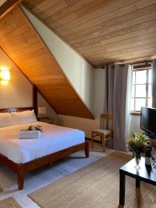 亚林加普Sienna Lodge的一间卧室设有一张木天花板床。